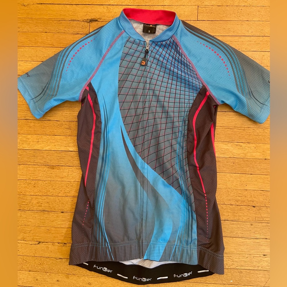 Women’s Funko shirt sleeve, full zip cycling jersey.  Size small